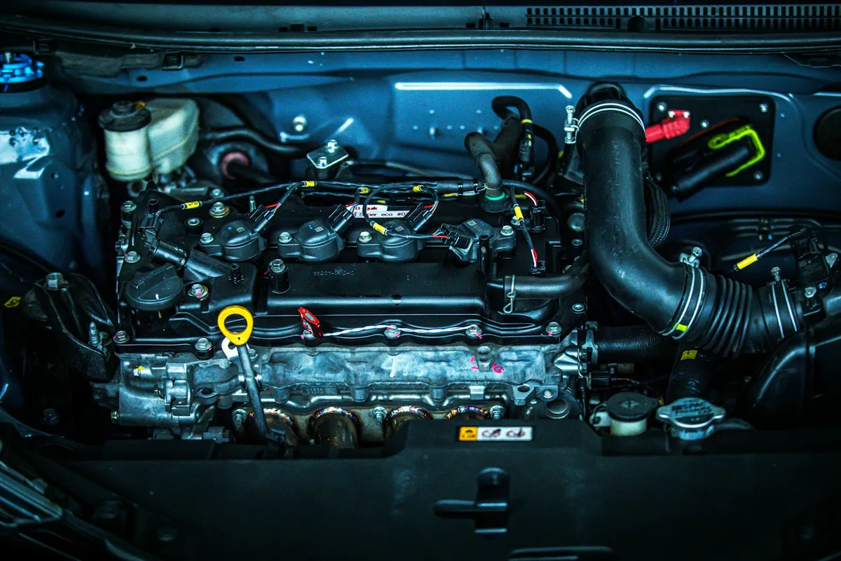 Close detalhado de motor de carro mostrando componentes internos