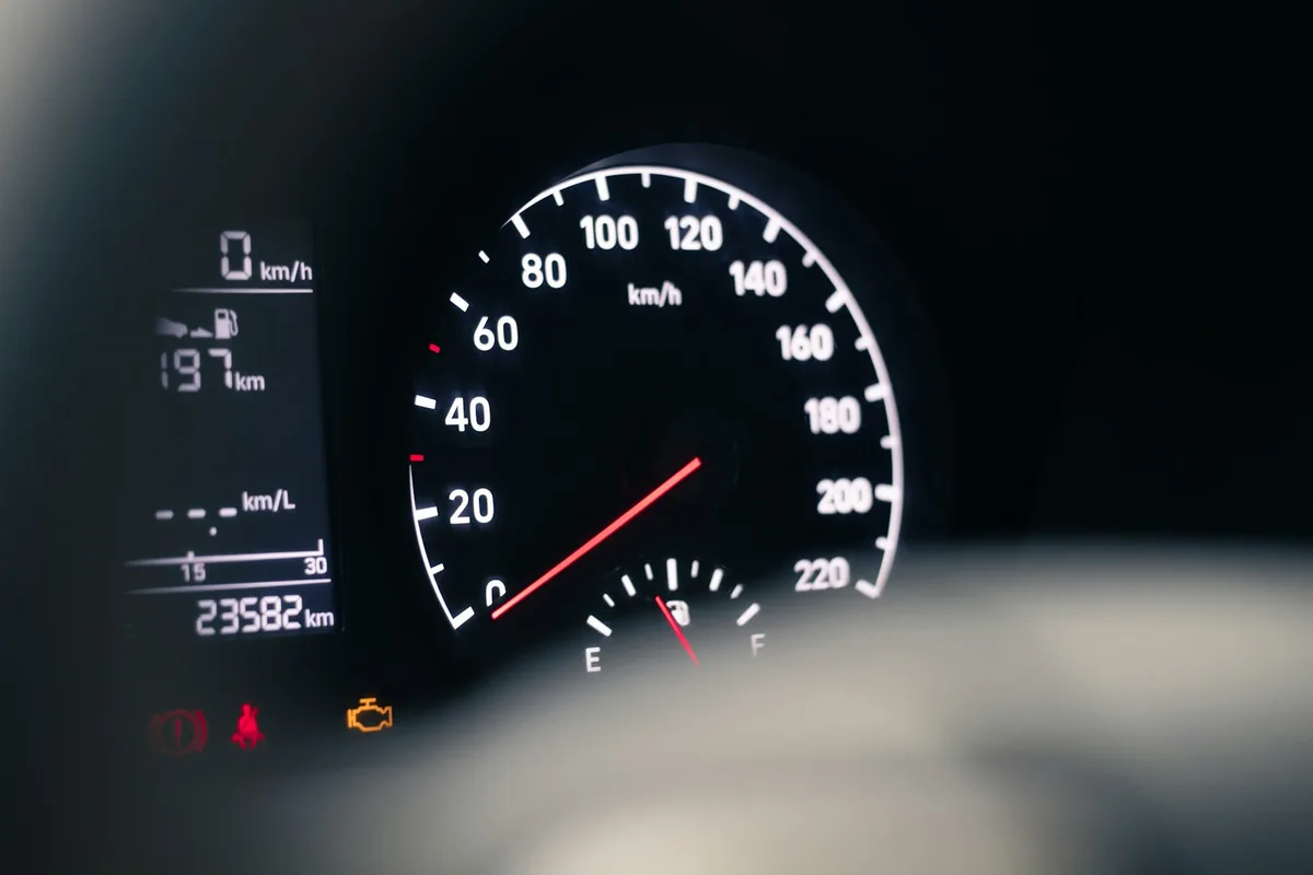Velocímetro de carro em close mostrando instrumentos de controle de velocidade