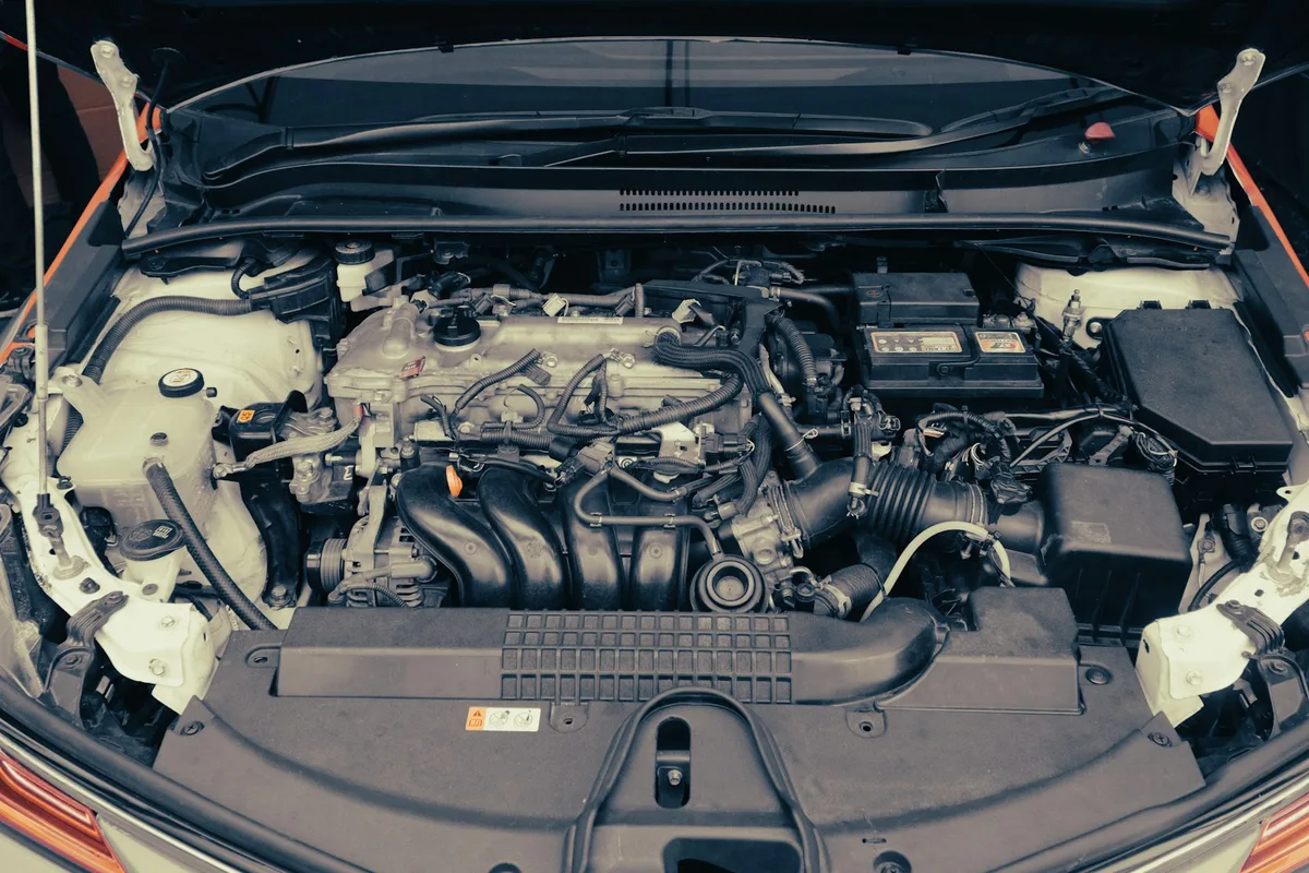 Motor de veículo híbrido mostrando componentes do sistema de propulsão