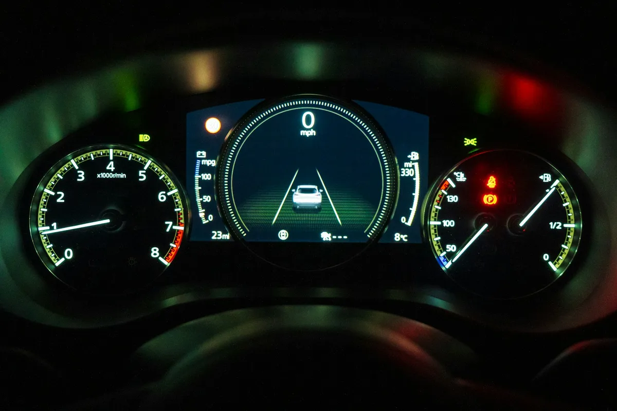 Quadro de instrumentos de um carro mostrando o painel completo com indicadores