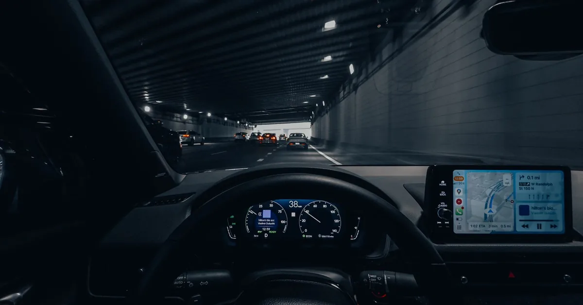 Painel de instrumentos de carro moderno com luzes indicadoras e velocímetro