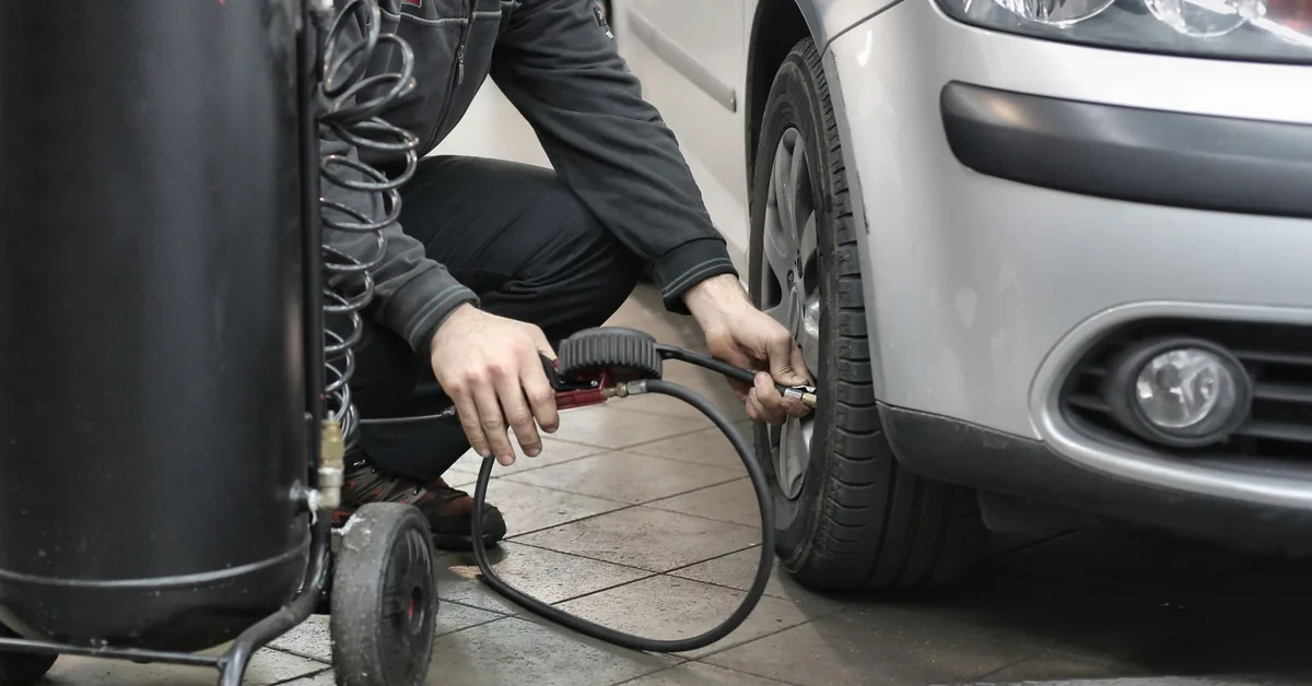 Pneu de carro em foco, item central da checagem antes de viajar