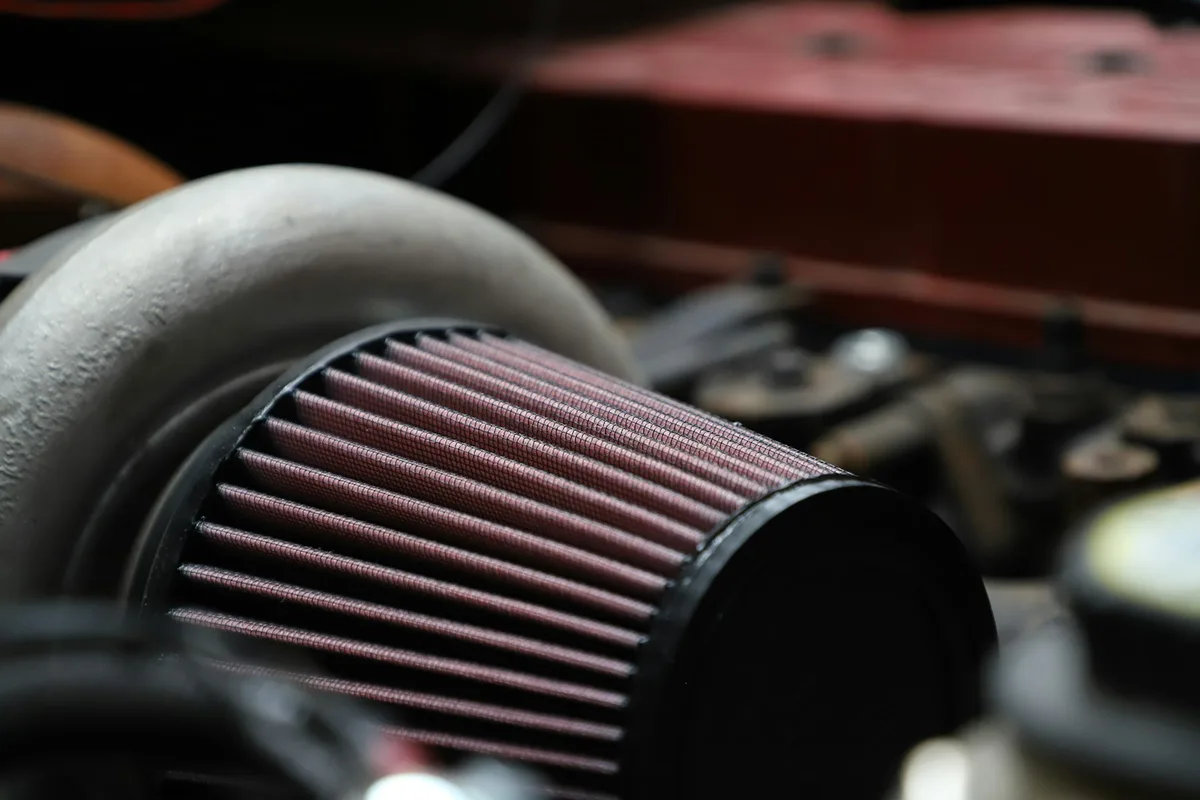 Motor moderno visto de perto no cofre do veículo