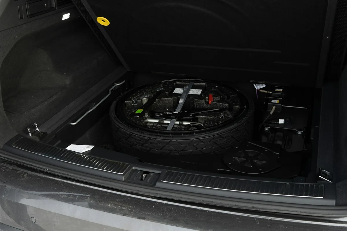 Close de um pneu automotivo mostrando detalhes da banda de rodagem